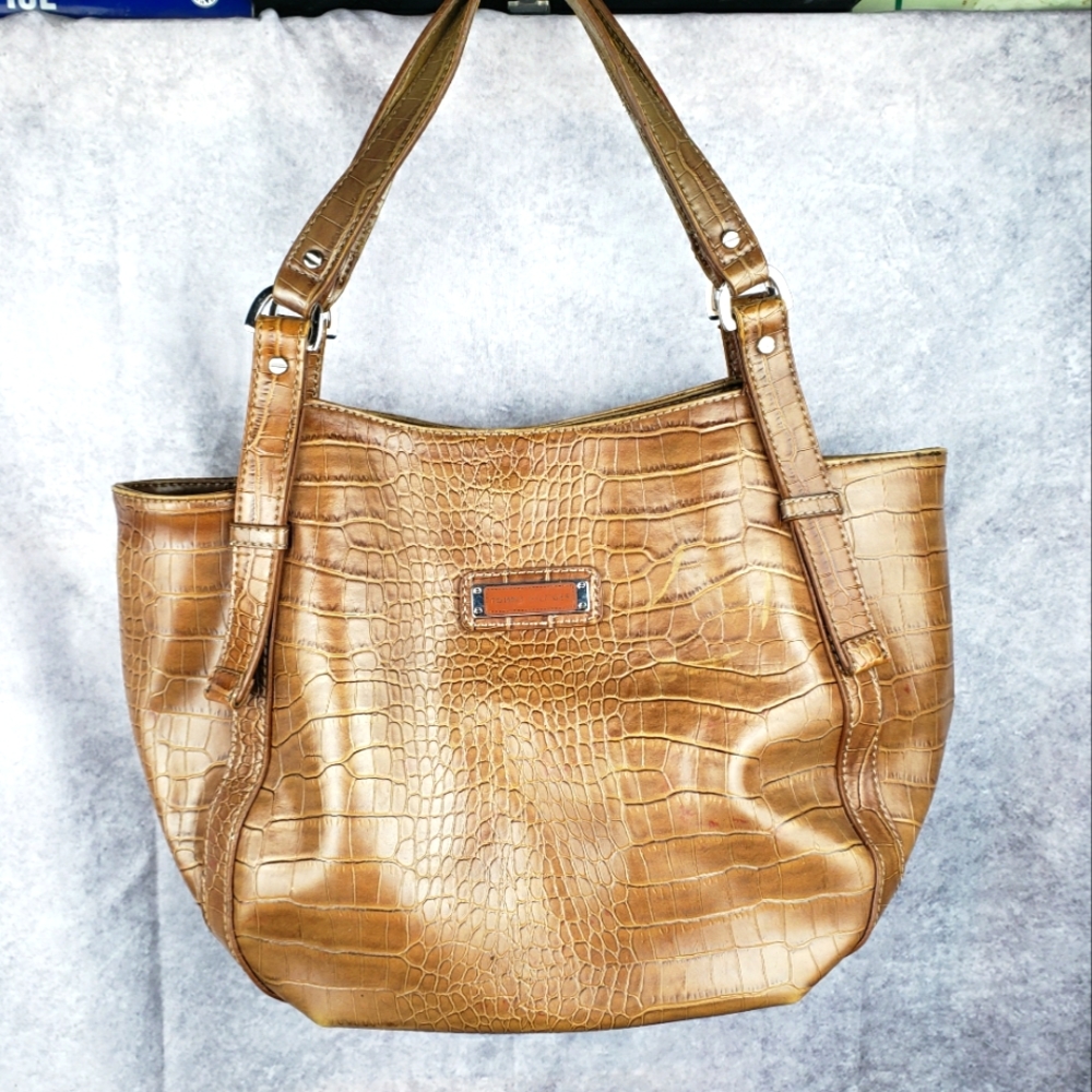 Tommy Hilfiger shoulder bag, nice weight sturdy construction. Tan-ish gold color